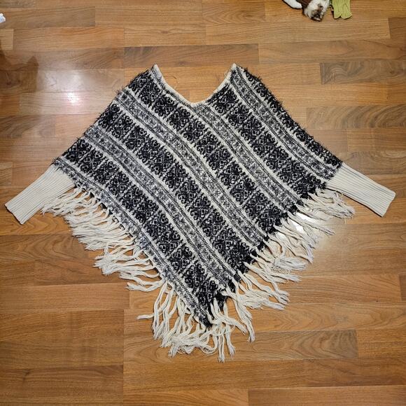 Say What? Shawl Sleeve Asymmetrical Fringes Ponchos Black & Off-White One Size - Picture 5 of 10